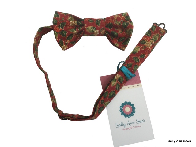 Bow Tie Holly on Red Gold Loose