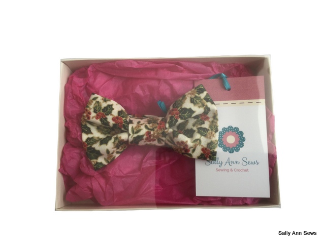 Bow Tie Holly on cream Boxed